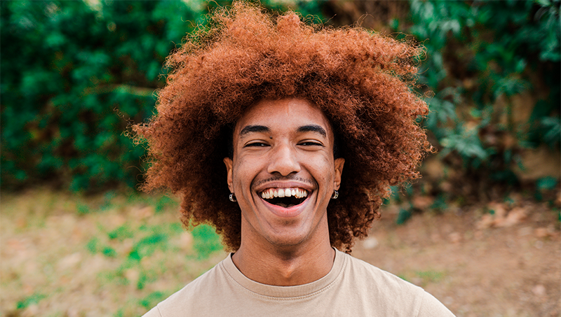 Homem jovem negro sorrindo